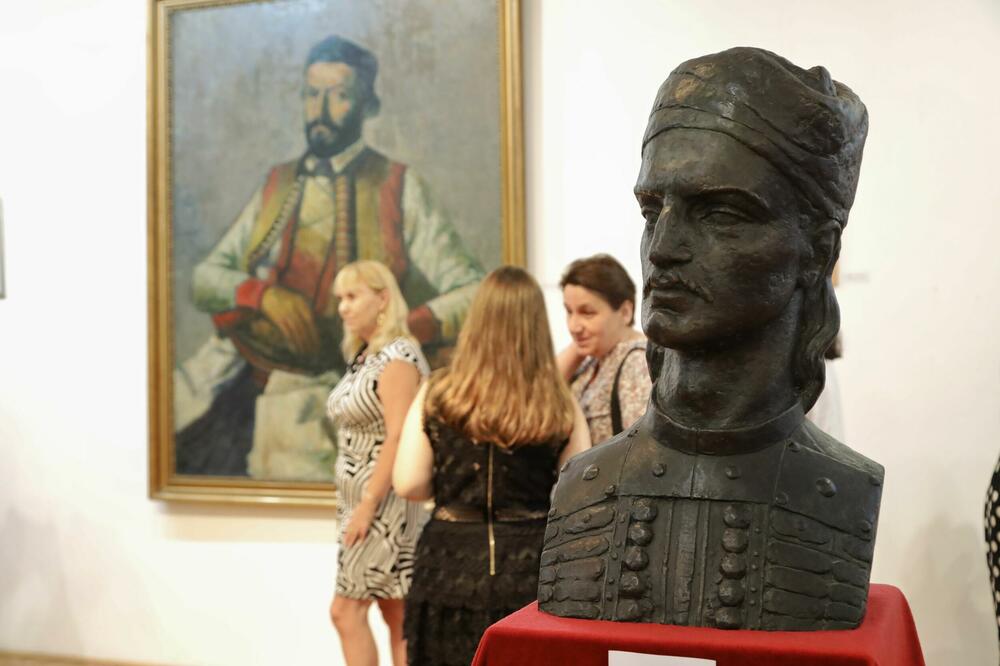 <p>"Postavio je temelje moderne države, donio u svoju kamenu Crnu Goru sve što je vidio u velikim evropskim gradovima..."</p>