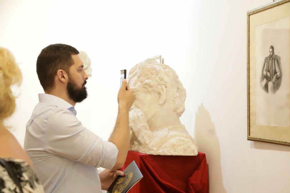 <p>"Postavio je temelje moderne države, donio u svoju kamenu Crnu Goru sve što je vidio u velikim evropskim gradovima..."</p>