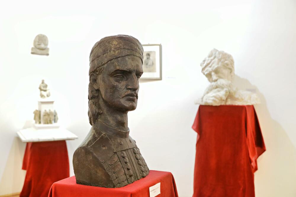 <p>"Postavio je temelje moderne države, donio u svoju kamenu Crnu Goru sve što je vidio u velikim evropskim gradovima..."</p>