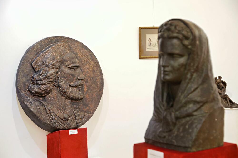 <p>"Postavio je temelje moderne države, donio u svoju kamenu Crnu Goru sve što je vidio u velikim evropskim gradovima..."</p>