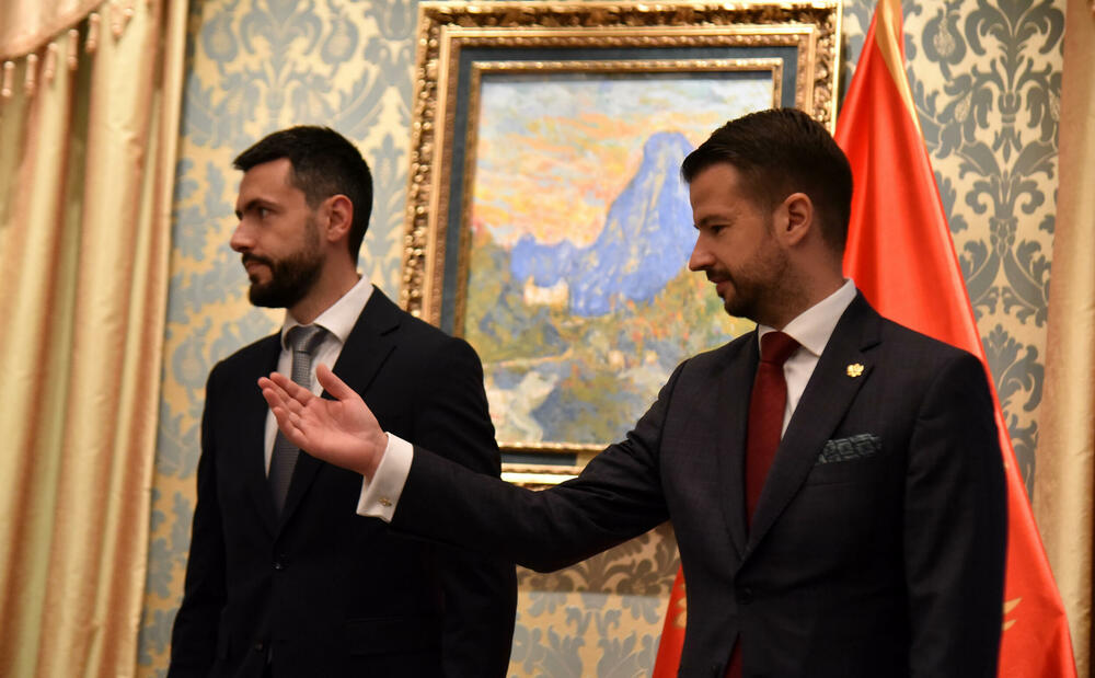 <p>"Moramo biti ozbiljni i odgovorni prema državnim interesima. Ne hitrimo da budemo vlast u Crnoj Gori, želimo da budemo dio one vlasti koja poštuje osnovne principe i vrijednosti"</p>