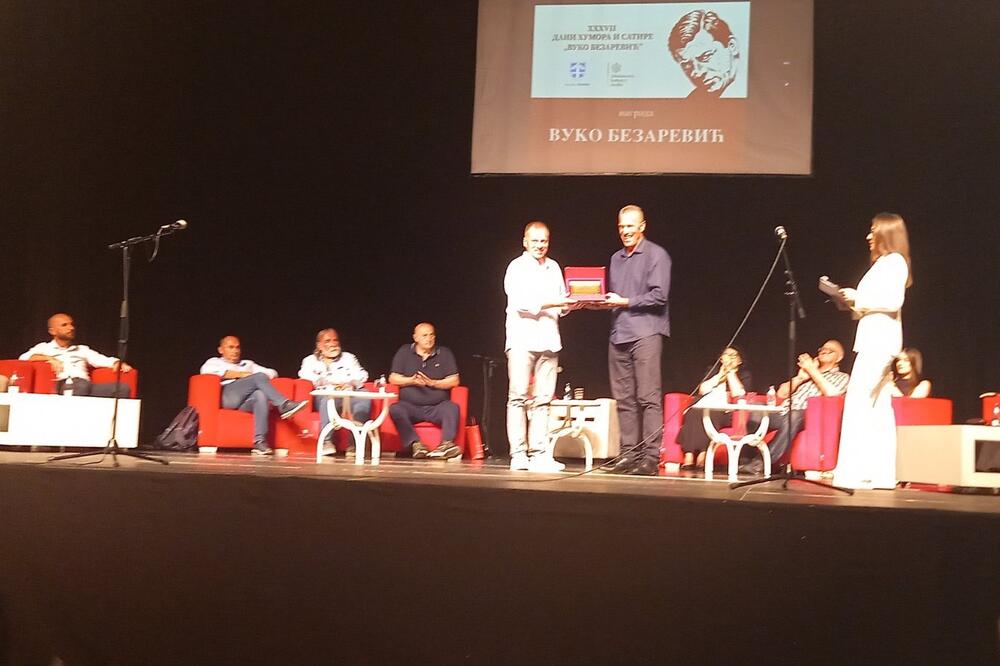 Nagradu “Vuko Bezarević” njegov sin uručio Vlahoviću, Foto: Goran Malidžan