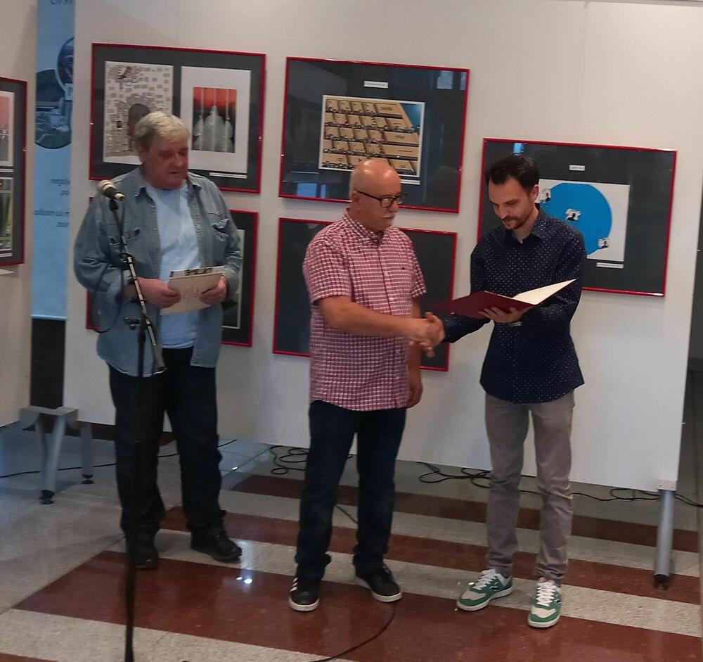 Direktor galerije uručio dvije specijalne nagrade za karikaturu