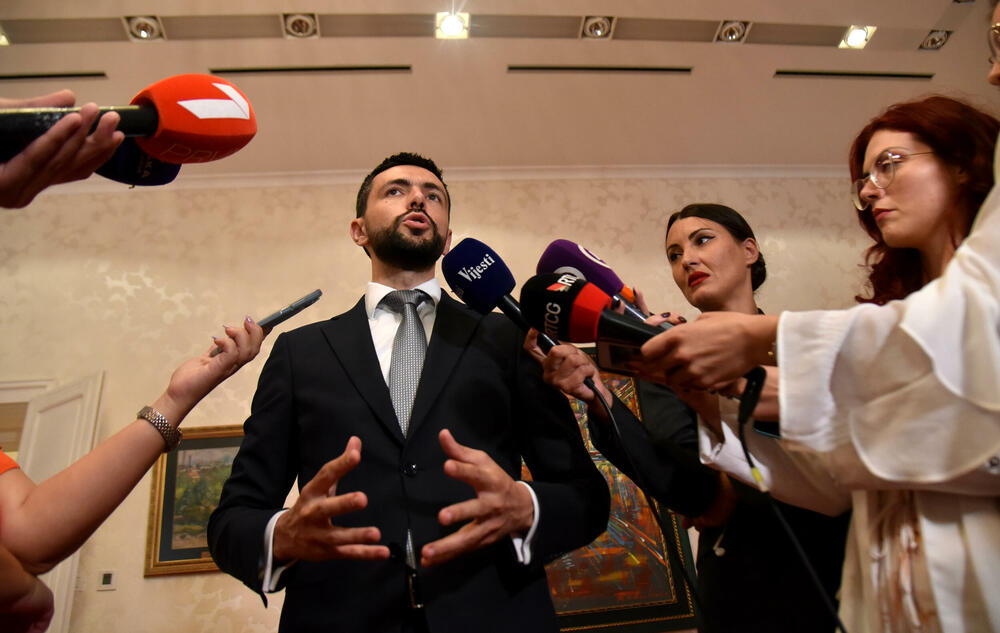 <p>"Moramo biti ozbiljni i odgovorni prema državnim interesima. Ne hitrimo da budemo vlast u Crnoj Gori, želimo da budemo dio one vlasti koja poštuje osnovne principe i vrijednosti"</p>