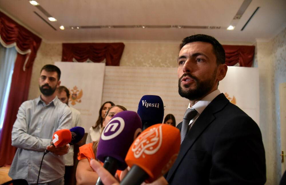 <p>"Moramo biti ozbiljni i odgovorni prema državnim interesima. Ne hitrimo da budemo vlast u Crnoj Gori, želimo da budemo dio one vlasti koja poštuje osnovne principe i vrijednosti"</p>