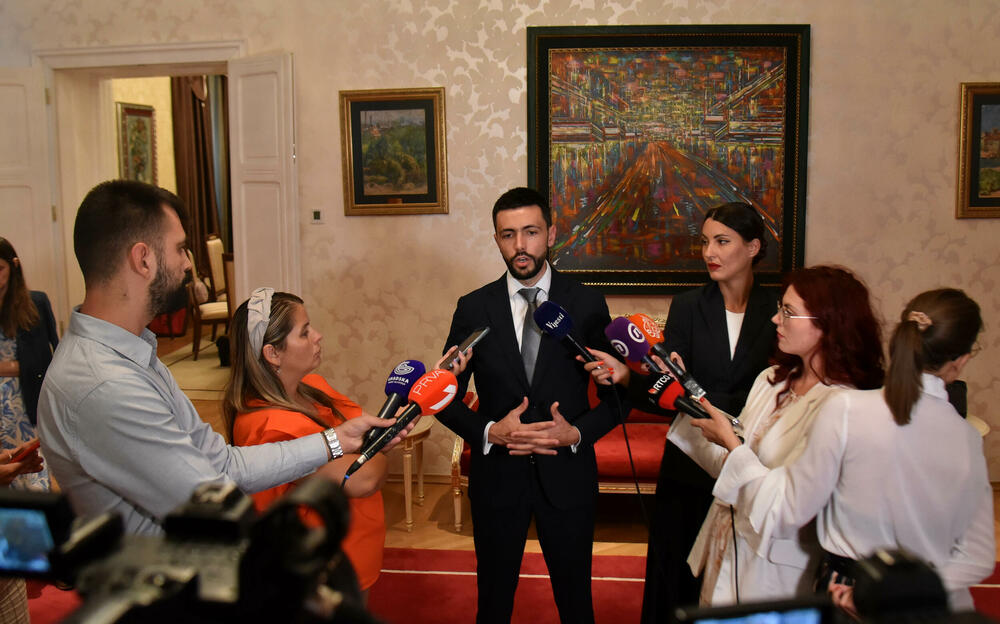 <p>"Moramo biti ozbiljni i odgovorni prema državnim interesima. Ne hitrimo da budemo vlast u Crnoj Gori, želimo da budemo dio one vlasti koja poštuje osnovne principe i vrijednosti"</p>