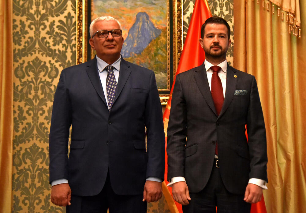 <p>Mandić je kazao da od koalicije Za budućnost Crne Gore niko nije tražio potpise podrške za mandatara. "Predstavnik PES-a može da dobije potpise kad postignemo dogovor", rekao je on</p>