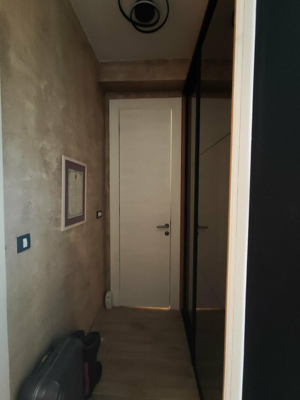 <p>Vlasnice nekretnina u zgradi firme “Euroglobus doo Podgorica”, u naselju Blok IX u Podgorici, vjerovale su da su tokom izgradnje kupile moderne apartmane u zelenom, pametnom objektu, a dobile su neuslovan prostor za život. Vlasnik preduzeća “Euroglobus” Božo Zejak tvrdi da će sve obećano biti ispunjeno kada se završi gradnja susjedne ulice</p>