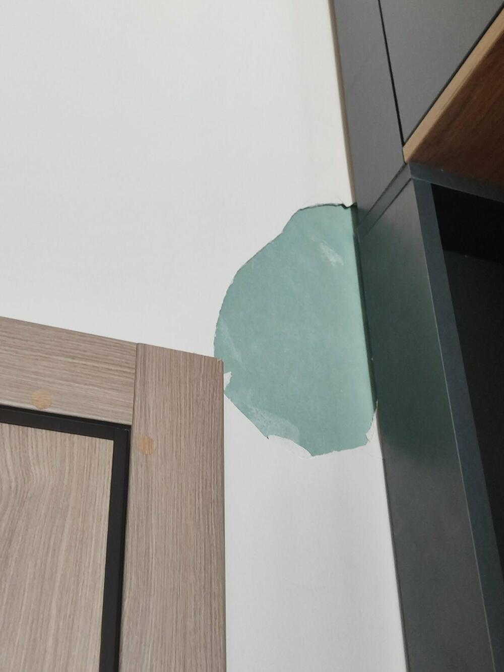 <p>Vlasnice nekretnina u zgradi firme “Euroglobus doo Podgorica”, u naselju Blok IX u Podgorici, vjerovale su da su tokom izgradnje kupile moderne apartmane u zelenom, pametnom objektu, a dobile su neuslovan prostor za život. Vlasnik preduzeća “Euroglobus” Božo Zejak tvrdi da će sve obećano biti ispunjeno kada se završi gradnja susjedne ulice</p>