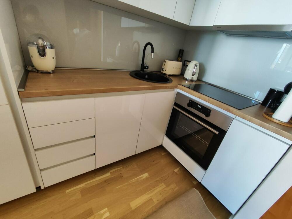 <p>Vlasnice nekretnina u zgradi firme &ldquo;Euroglobus doo Podgorica&rdquo;, u naselju Blok IX u Podgorici, vjerovale su da su tokom izgradnje kupile moderne apartmane u zelenom, pametnom objektu, a dobile su neuslovan prostor za život. Vlasnik preduzeća &ldquo;Euroglobus&rdquo; Božo Zejak tvrdi da će sve obećano biti ispunjeno kada se završi gradnja susjedne ulice</p>