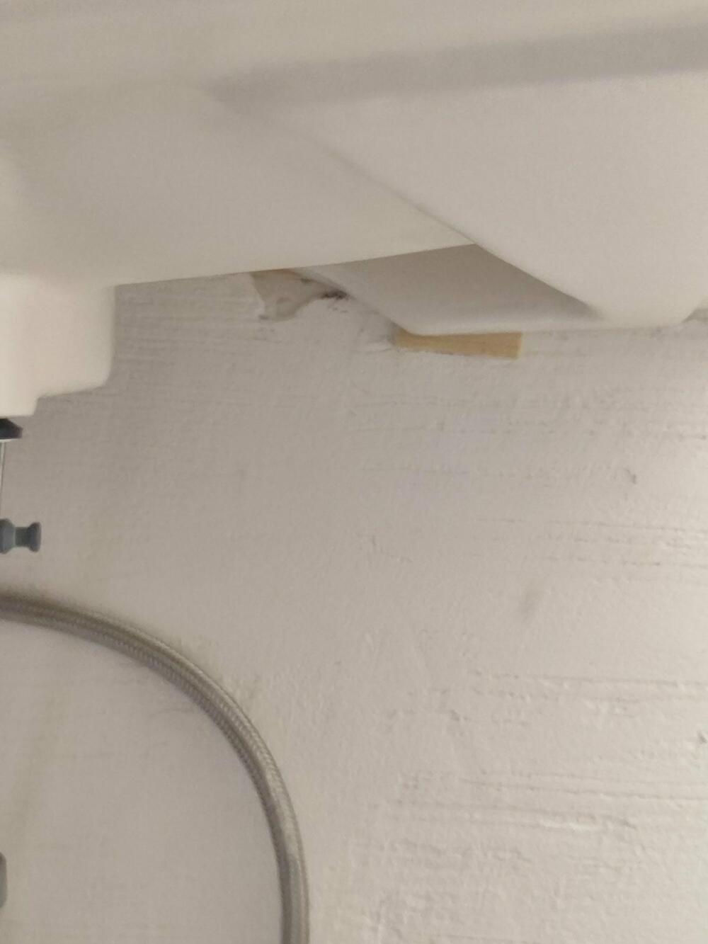 <p>Vlasnice nekretnina u zgradi firme “Euroglobus doo Podgorica”, u naselju Blok IX u Podgorici, vjerovale su da su tokom izgradnje kupile moderne apartmane u zelenom, pametnom objektu, a dobile su neuslovan prostor za život. Vlasnik preduzeća “Euroglobus” Božo Zejak tvrdi da će sve obećano biti ispunjeno kada se završi gradnja susjedne ulice</p>