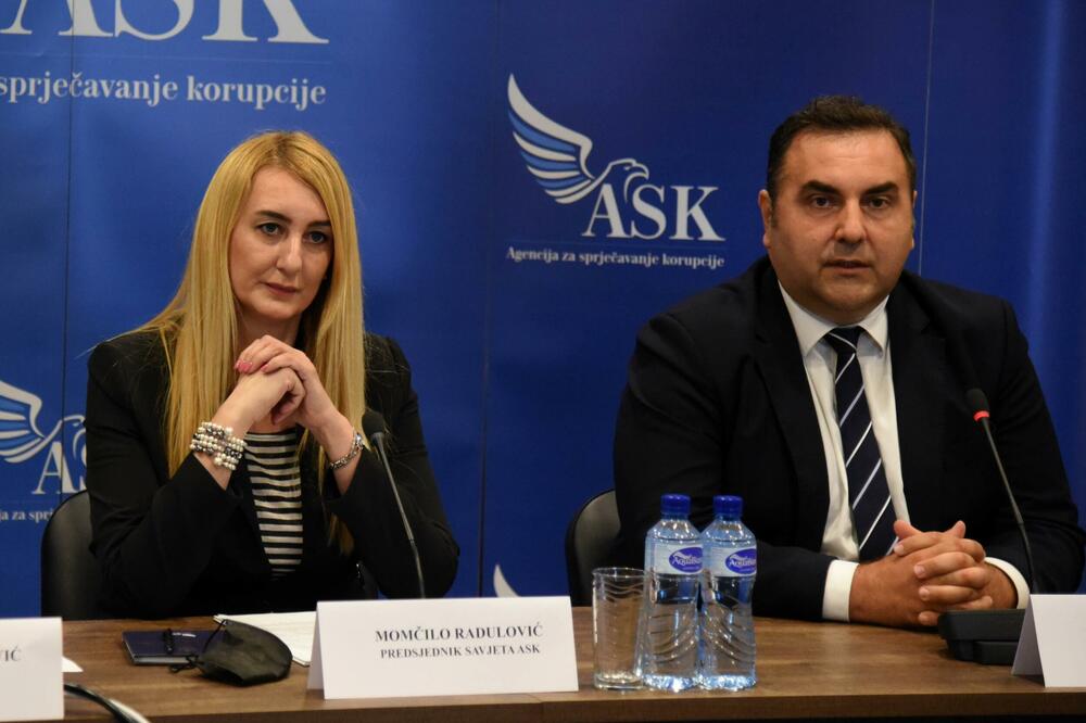 Direktorica Agencije Jelena Perović i predsjednik Savjeta Momčilo Radulović, Foto: Boris Pejović