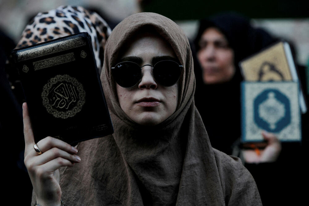 Demonstranti drže kopije Kurana ispred Generalnog konzulata Švedske u Istanbulu, Foto: REUTERS