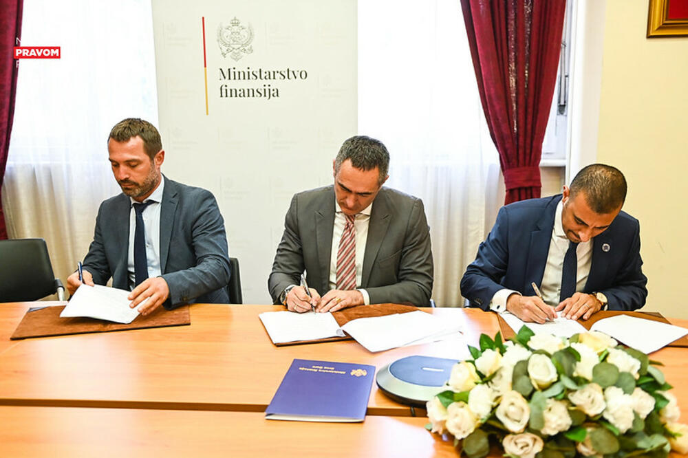 Detalj sa potpisivanja ugovora: Asanović, Damjanović i Zakaria, Foto: Vlada Crne Gore