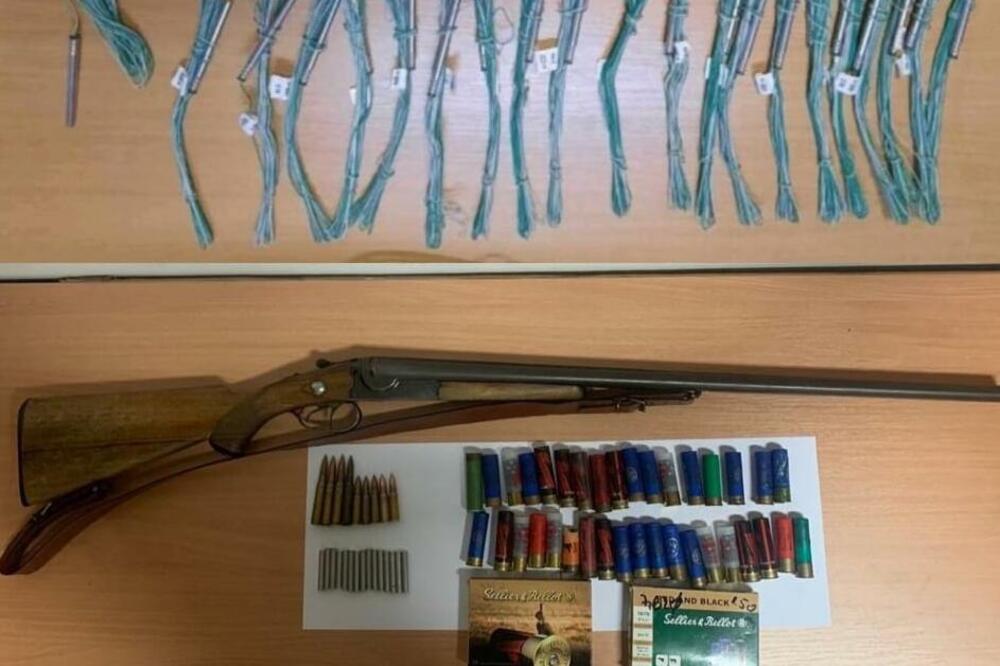 Oduzeta puška, municija i kapsule, Foto: Uprava policije