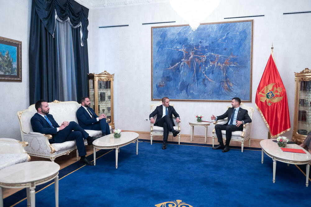 <p>"Vrijednosna većina koja bi tvorila parlamentarnu većinu morala bi da bude većina koja nijednog trenutka ne bi imala dilemu da li se aktivnosti Rusije u Ukrajini mogle okarakterisati agresijom ili oslobođenjem, da li je na pravoj strani istorije Ljubo Čupić ili njegovi dželati, te da li su haški osuđenici ratni zločinci ili heroji", rekao je lider SD-a</p>