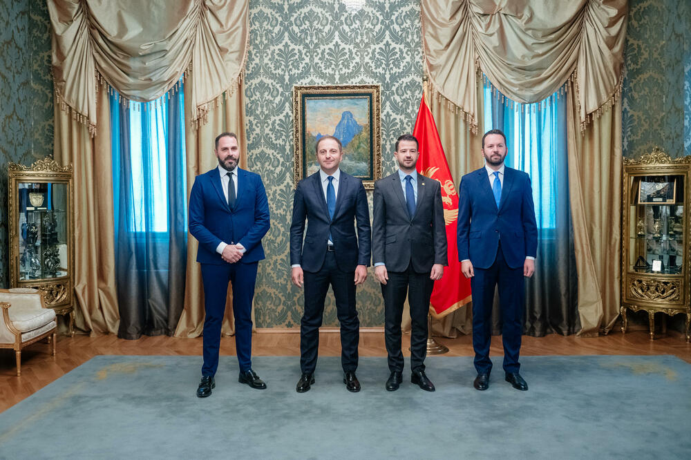 <p>"Vrijednosna većina koja bi tvorila parlamentarnu većinu morala bi da bude većina koja nijednog trenutka ne bi imala dilemu da li se aktivnosti Rusije u Ukrajini mogle okarakterisati agresijom ili oslobođenjem, da li je na pravoj strani istorije Ljubo Čupić ili njegovi dželati, te da li su haški osuđenici ratni zločinci ili heroji", rekao je lider SD-a</p>