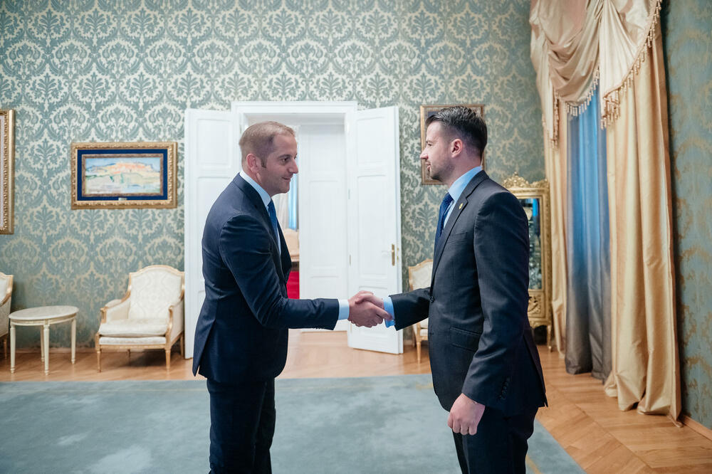 <p>"Vrijednosna većina koja bi tvorila parlamentarnu većinu morala bi da bude većina koja nijednog trenutka ne bi imala dilemu da li se aktivnosti Rusije u Ukrajini mogle okarakterisati agresijom ili oslobođenjem, da li je na pravoj strani istorije Ljubo Čupić ili njegovi dželati, te da li su haški osuđenici ratni zločinci ili heroji", rekao je lider SD-a</p>