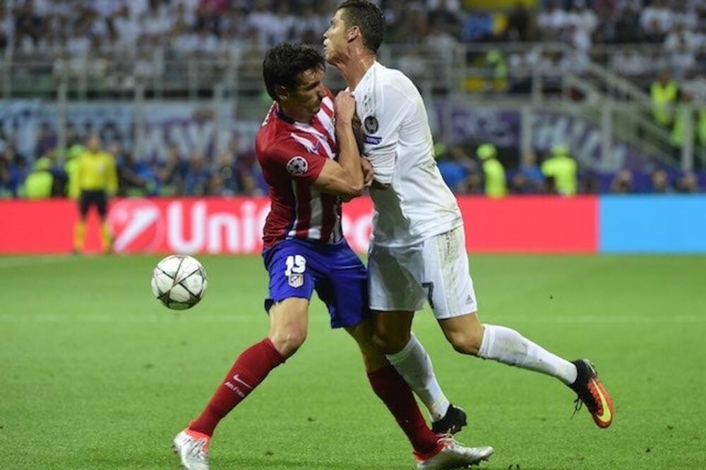 Duel Savića i Ronalda u madridskom derbiju, Foto: Vijesti
