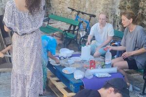 Budva: Turisti ispred Starog grada postavili improvizovani sto,...