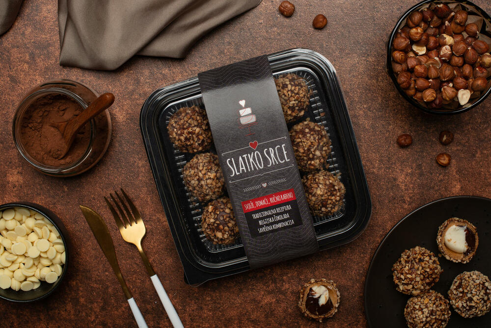 <p><em>Slatko srce radionica kolača i torti je mjesto gdje se ljubav, kreativnost, strast i najfiniji sastojci stapaju u slatke čarolije koje osvajaju srca svih ljubitelja poslastica.</em></p>