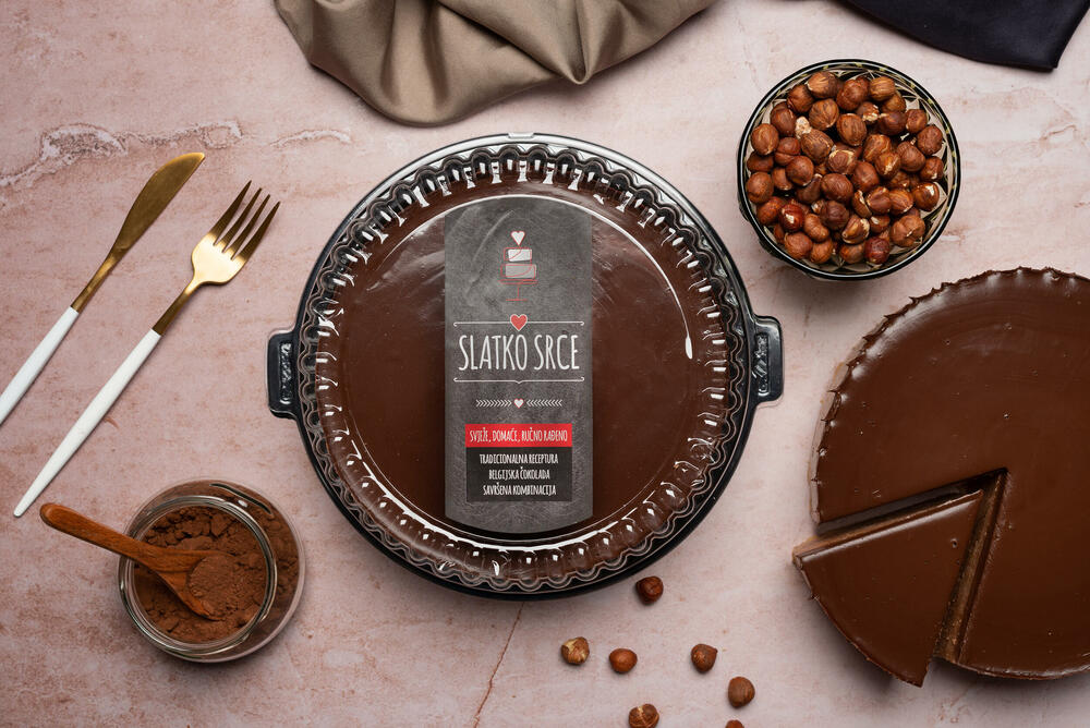 <p><em>Slatko srce radionica kolača i torti je mjesto gdje se ljubav, kreativnost, strast i najfiniji sastojci stapaju u slatke čarolije koje osvajaju srca svih ljubitelja poslastica.</em></p>