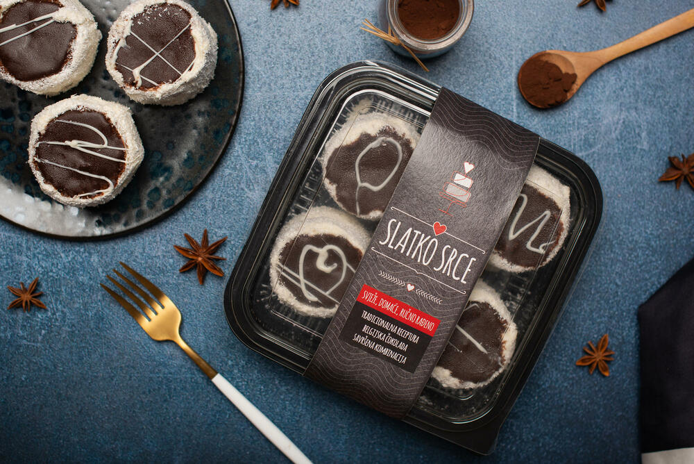 <p><em>Slatko srce radionica kolača i torti je mjesto gdje se ljubav, kreativnost, strast i najfiniji sastojci stapaju u slatke čarolije koje osvajaju srca svih ljubitelja poslastica.</em></p>