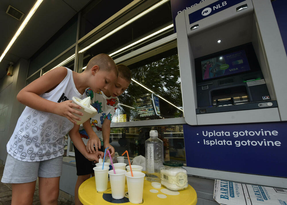 <p>Osmogodišnjaci osmijehom i limunadom brane Podgoričane od vrućine, ali i drže lekciju o mašti i drugarstvu</p>