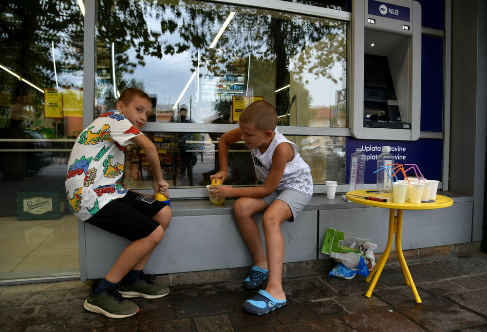 <p>Osmogodišnjaci osmijehom i limunadom brane Podgoričane od vrućine, ali i drže lekciju o mašti i drugarstvu</p>