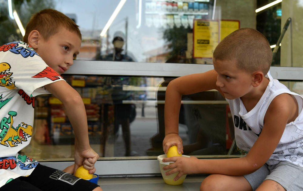 <p>Osmogodišnjaci osmijehom i limunadom brane Podgoričane od vrućine, ali i drže lekciju o mašti i drugarstvu</p>