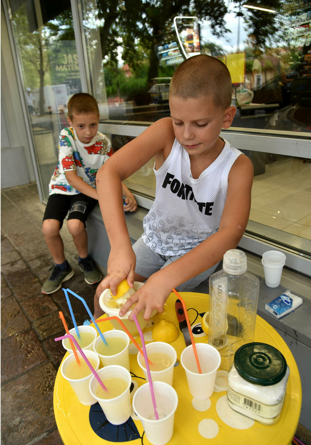<p>Osmogodišnjaci osmijehom i limunadom brane Podgoričane od vrućine, ali i drže lekciju o mašti i drugarstvu</p>