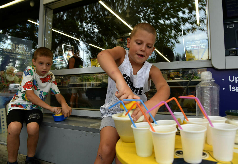 <p>Osmogodišnjaci osmijehom i limunadom brane Podgoričane od vrućine, ali i drže lekciju o mašti i drugarstvu</p>