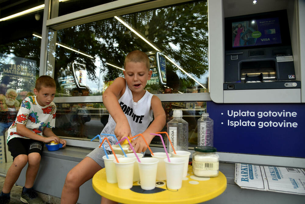 <p>Osmogodišnjaci osmijehom i limunadom brane Podgoričane od vrućine, ali i drže lekciju o mašti i drugarstvu</p>