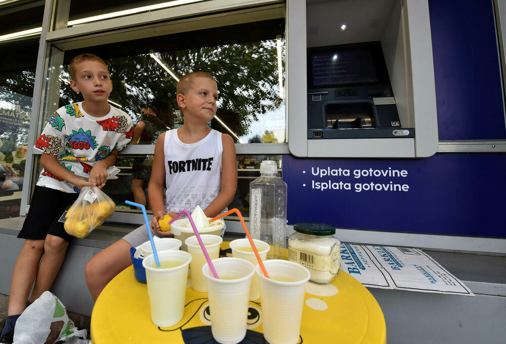 <p>Osmogodišnjaci osmijehom i limunadom brane Podgoričane od vrućine, ali i drže lekciju o mašti i drugarstvu</p>