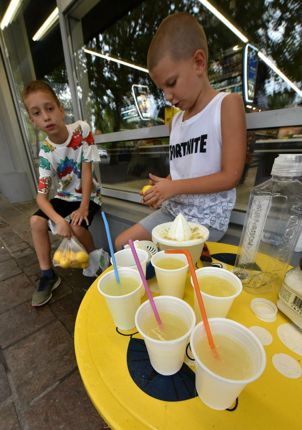 <p>Osmogodišnjaci osmijehom i limunadom brane Podgoričane od vrućine, ali i drže lekciju o mašti i drugarstvu</p>