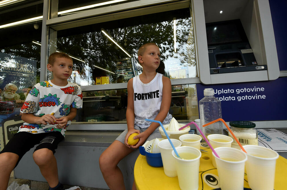 <p>Osmogodišnjaci osmijehom i limunadom brane Podgoričane od vrućine, ali i drže lekciju o mašti i drugarstvu</p>