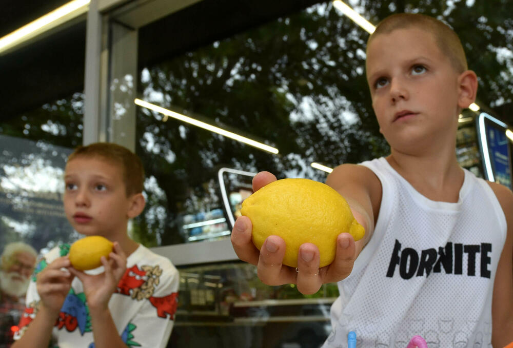 <p>Osmogodišnjaci osmijehom i limunadom brane Podgoričane od vrućine, ali i drže lekciju o mašti i drugarstvu</p>
