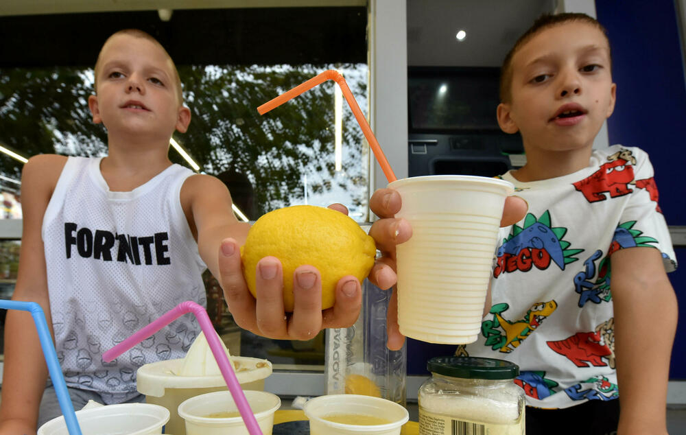 <p>Osmogodišnjaci osmijehom i limunadom brane Podgoričane od vrućine, ali i drže lekciju o mašti i drugarstvu</p>