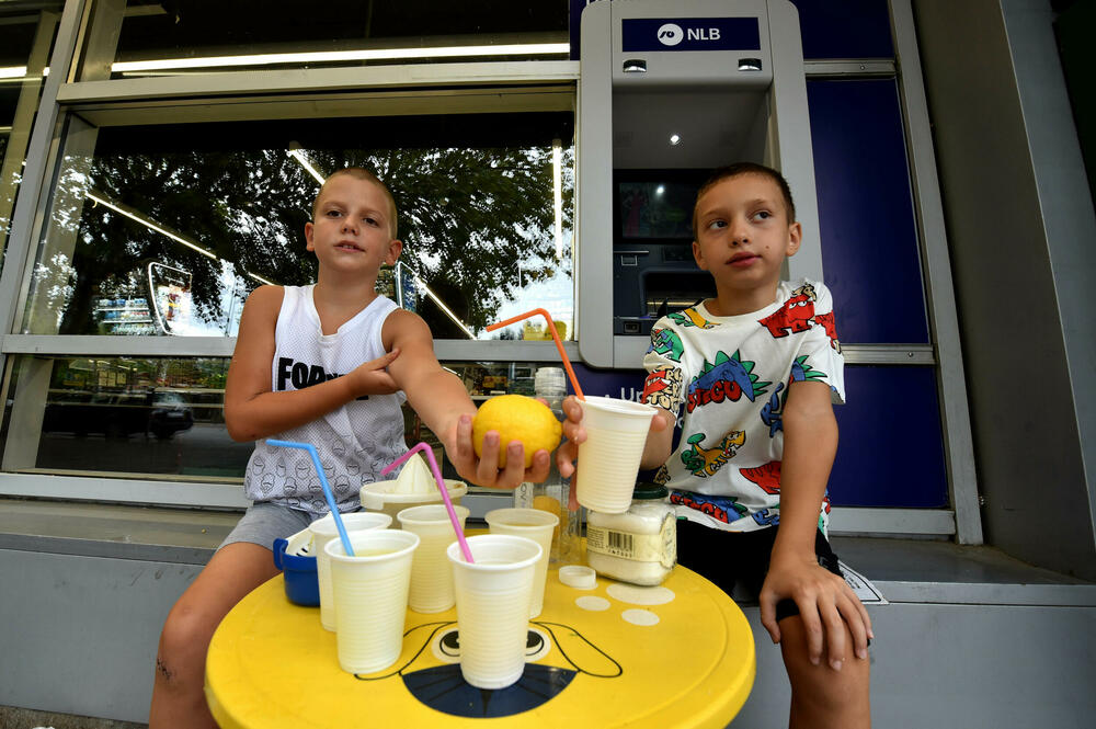 <p>Osmogodišnjaci osmijehom i limunadom brane Podgoričane od vrućine, ali i drže lekciju o mašti i drugarstvu</p>