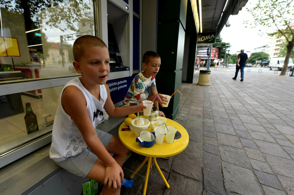 <p>Osmogodišnjaci osmijehom i limunadom brane Podgoričane od vrućine, ali i drže lekciju o mašti i drugarstvu</p>