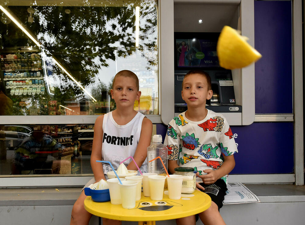 <p>Osmogodišnjaci osmijehom i limunadom brane Podgoričane od vrućine, ali i drže lekciju o mašti i drugarstvu</p>