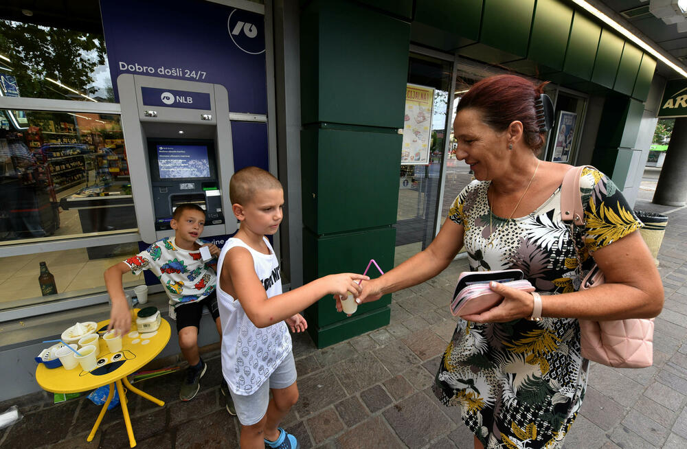 <p>Osmogodišnjaci osmijehom i limunadom brane Podgoričane od vrućine, ali i drže lekciju o mašti i drugarstvu</p>