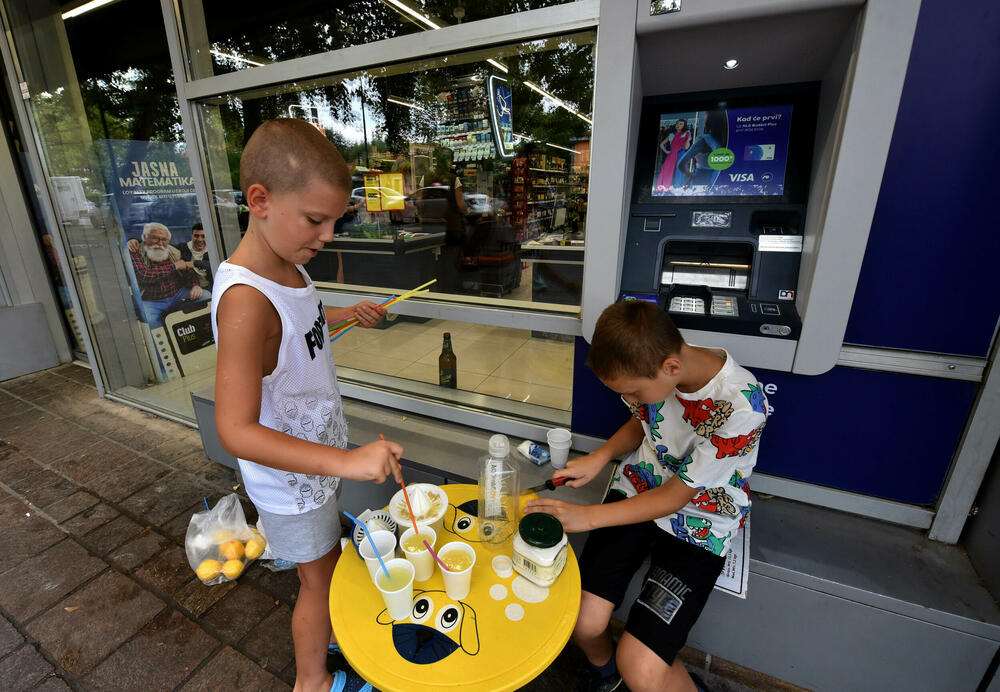 <p>Osmogodišnjaci osmijehom i limunadom brane Podgoričane od vrućine, ali i drže lekciju o mašti i drugarstvu</p>