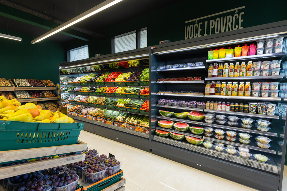 <p>Svi posjetioce koji danas obave kupovnu u novootvorenom Aroma marketu očekuju pokloni, a pored toga obezbijeđen je popust 20 odsto na kompletan asortiman u periodu od 3. do 5. avgusta.</p>