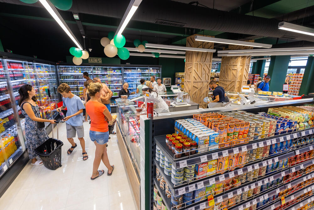 <p>Svi posjetioce koji danas obave kupovnu u novootvorenom Aroma marketu očekuju pokloni, a pored toga obezbijeđen je popust 20 odsto na kompletan asortiman u periodu od 3. do 5. avgusta.</p>