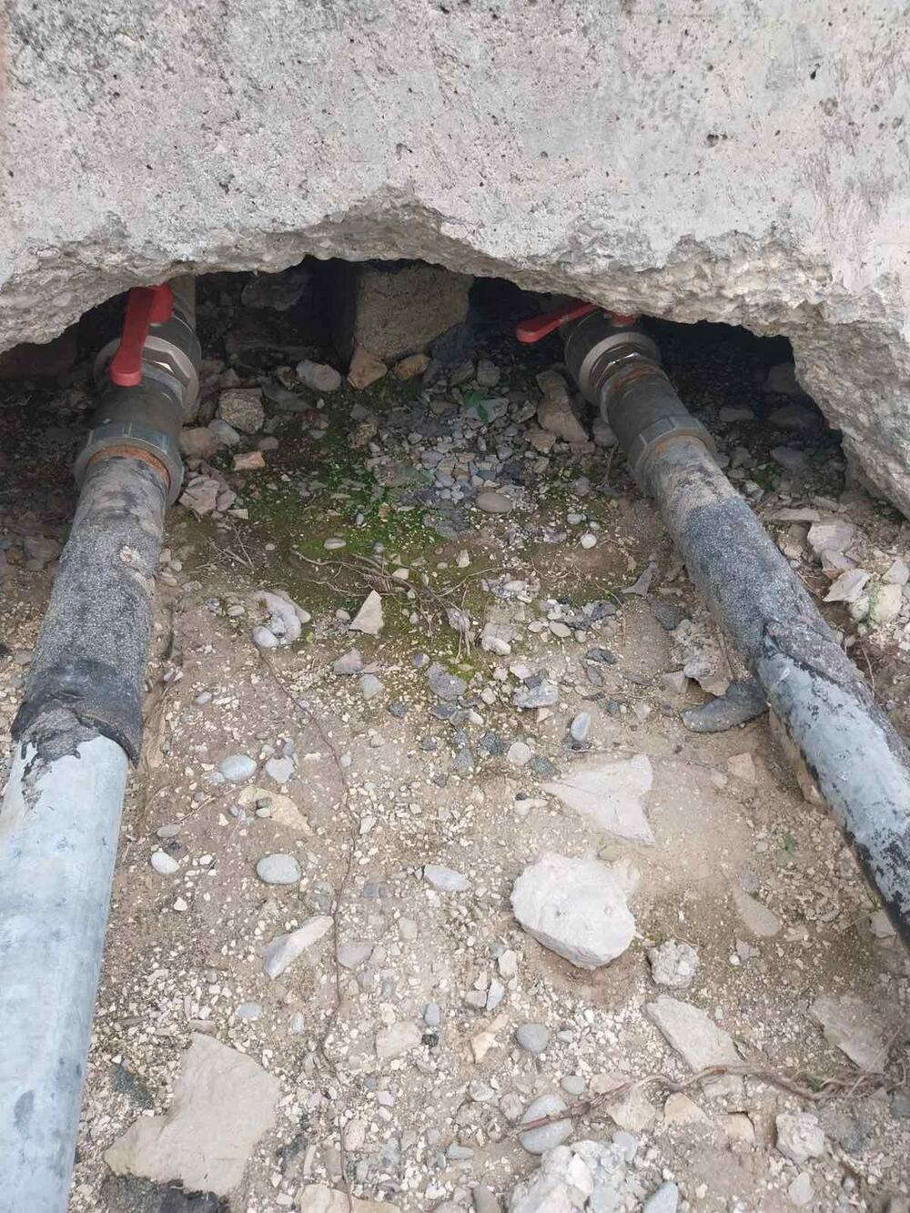 <p>"Jedan od najdrastičnijih primjera zabilježen je sinoć u selu Liješnje u šahti pored puta Podgorica - Cetinje, gdje je na terenu evidentirana krađa vode, kojom prilikom je skinut vodomjer potrošača i cijev za nalivanje prespojena direktno na vodovodnu cijev"</p>