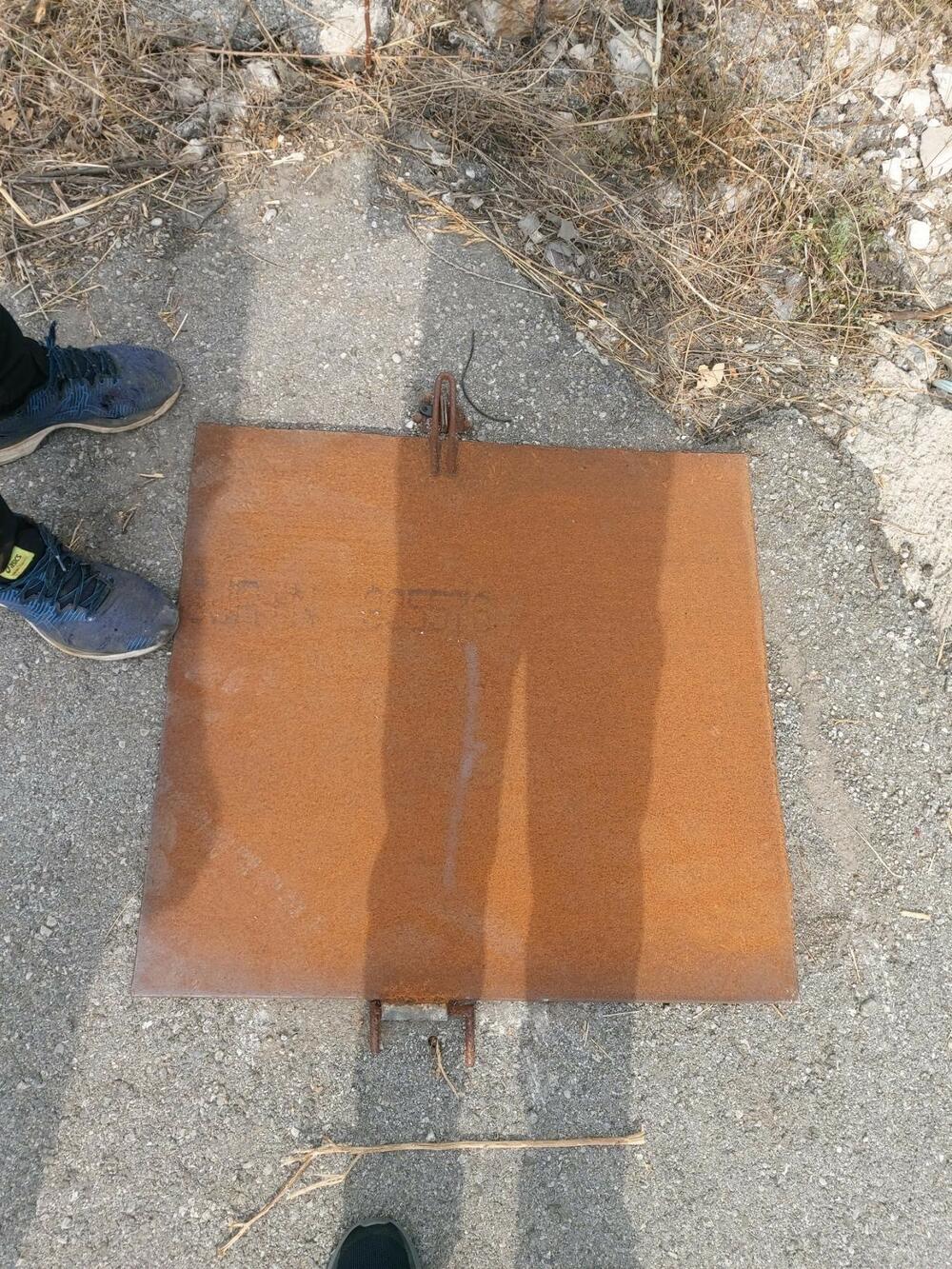 <p>"Jedan od najdrastičnijih primjera zabilježen je sinoć u selu Liješnje u šahti pored puta Podgorica - Cetinje, gdje je na terenu evidentirana krađa vode, kojom prilikom je skinut vodomjer potrošača i cijev za nalivanje prespojena direktno na vodovodnu cijev"</p>