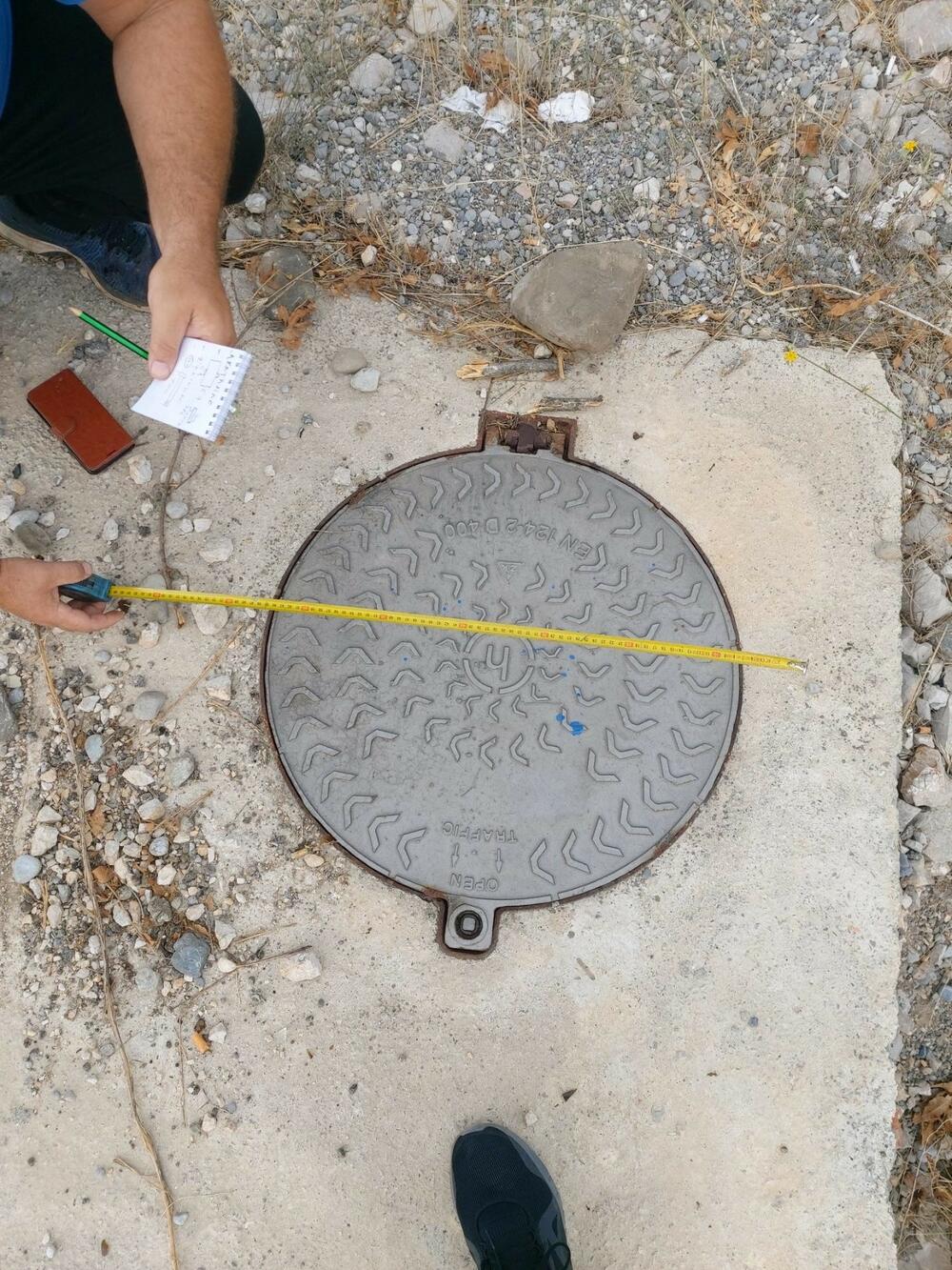 <p>"Jedan od najdrastičnijih primjera zabilježen je sinoć u selu Liješnje u šahti pored puta Podgorica - Cetinje, gdje je na terenu evidentirana krađa vode, kojom prilikom je skinut vodomjer potrošača i cijev za nalivanje prespojena direktno na vodovodnu cijev"</p>