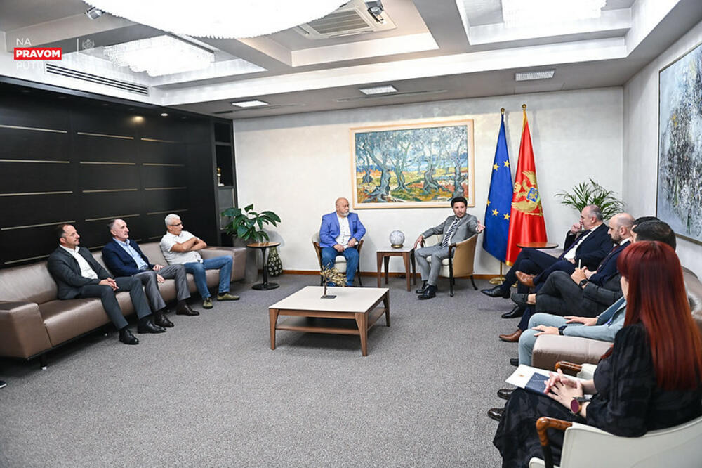 Sa jednog od ranijih sastanaka predstavnika nacionalnih savjeta sa premijerom, Foto: Vlada Crne Gore
