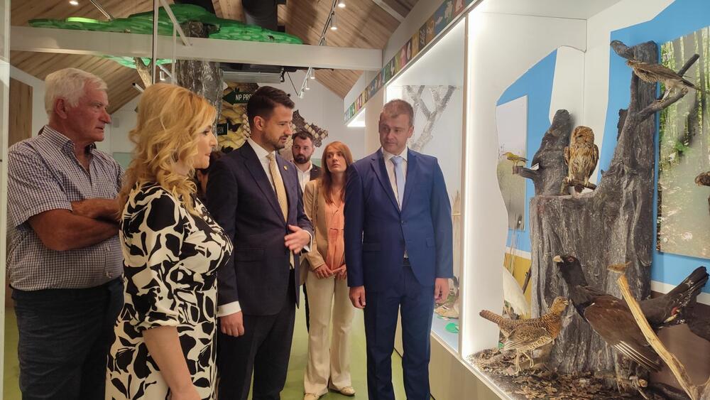 <p>Završetak radova presjecanjem vrpce ozvaničili su predsjednik države Jakov Milatović i gradonačelnik Plužina, Slobodan Delić, dok će Kula za posjetioce biti otvorena najvjerovatnije početkom septembra.</p>